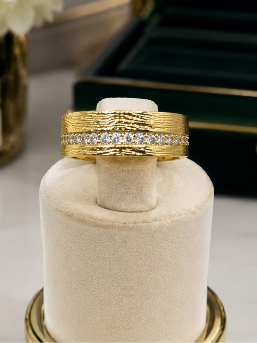 18K Florentine Textured Band
